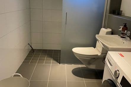 Ljus 1:a med balkong nära tågstation